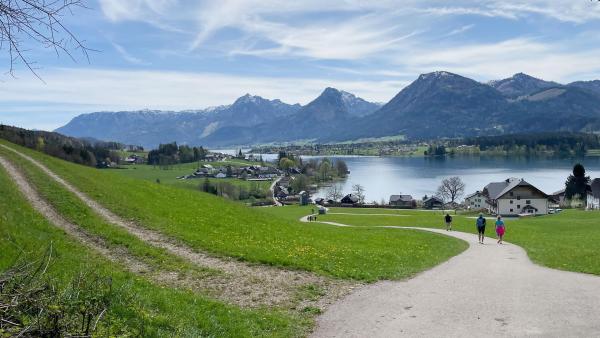 Bild 1 von 19: Im Bild: Wanderer am Pilgerweg nach St. Wolfgang.