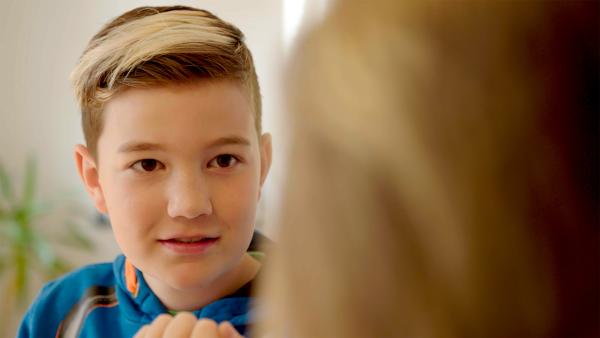 Bild 1 von 9: Gespräche, Therapien, Spielen - das soll Phil helfen mit seinen traurigen Gefühlen richtig umzugehen. Ob das gelingen wird, zeigt sich jetzt im Alltag, in den sich Phil erst wieder einleben muss.