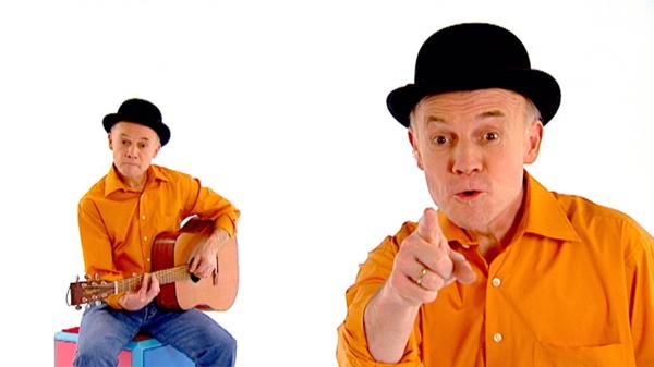 Bild 1 von 4: Robert Metcalf singt das Lied vom kleinen, krabbelnden Regenwurm.