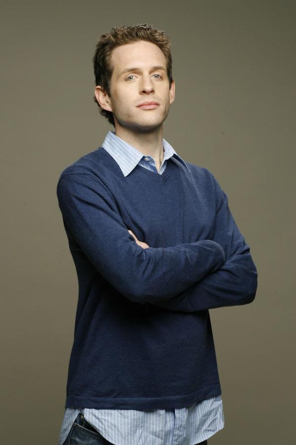 Bild 1 von 44: (3. Staffel) - Stellt sich gegenüber seinen Freunden gerne als überaus intelligent dar: Dennis (Glenn Howerton) ...