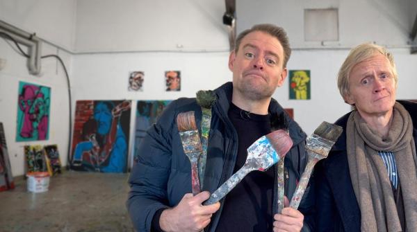 Bild 1 von 2: Freut euch auf eine gigantisch gute Folge! Denn anders als Max Giermann sind wir gar nicht selbstkritisch.  Pierre M. Krause malt sich ein Bild vom Atelier seines guten Freundes - und Max malt Pierre. Und auch wenn beide alles durch die rosarote Brille sehen, braucht Max noch eine mit Sehstärke. Also schwingen sie sich aufs Nasenfahrrad - okay, nein, sie fahren mit dem Auto, aber das Wortspiel hätte toll gepasst - und begeben sich auf eine Reise hinter die Hornhautverkrümmung.