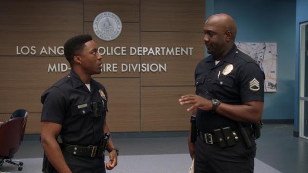 Bild 1 von 3: Officer Aaron Thorsen (Tru Valentino, l.) teilt Officer Grey (Richard T. Jones, r.) mit, dass er Detective werden möchte.