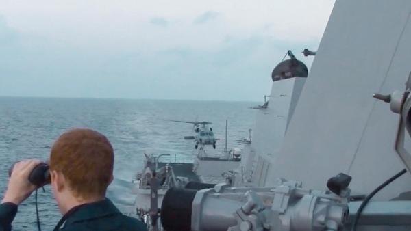 Bild 1 von 9: Im Bild: Sofort beginnt im Südchinesischen Meer die Suche nach dem vermissten Flugzeug. 26 Staaten beteiligen sich mit Schiffen und Flugzeugen daran.