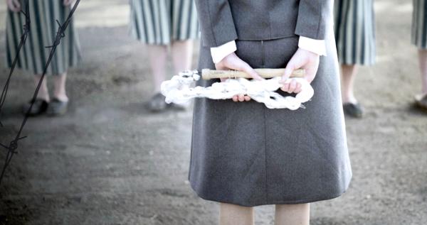 Bild 1 von 8: Im Frühjahr 1943 nimmt die SS vier neue Gaskammern in Betrieb. Das KZ Auschwitz-Birkenau wird zur Todesfabrik. Aufseherinnen wie Irma Grese terrorisieren die Häftlinge.