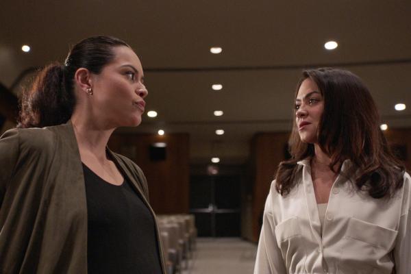 Bild 1 von 3: Lopez (Alyssa Diaz, l.) Ermittlungen in einem Mordfall führen sie zu Sandra de la Cruz alias \