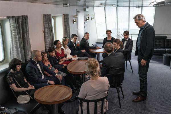 Bild 1 von 15: Die Hochzeitsgesellschaft (von links: Ada Teisbo, Albin Grenholm, Elize Ko?yluoglu, Noah Hagman, Meliz Karlge, Malin Persson, Philip Oros, Jannike Grut, Dennis Lennartsson, Franziska Nyle?n)  wird von Kommissar Robert Anders (Walter Sittler, r.) zum Mord befragt.