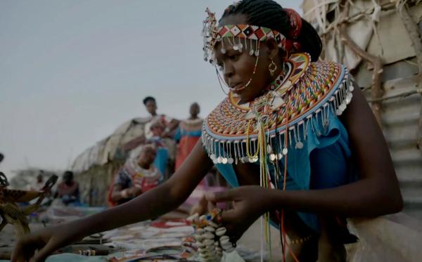 Bild 1 von 4: Die Samburu Frauen leben vom Verkauf von selbstgemachten Schmuck.