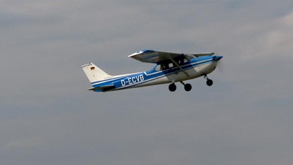 Bild 1 von 2: Julia will wissen, wie die Welt von oben aussieht: Im Flugzeug geht es einmal nach Köln und wieder zurück.