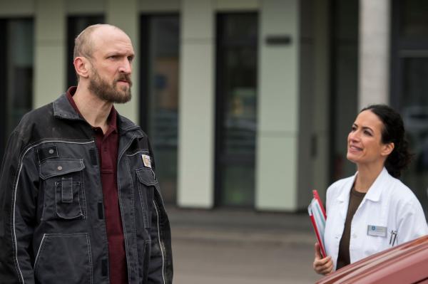 Bild 1 von 7: Ingo Behnke (Andreas Dobberkau, l.); Leyla Sherbaz (Sanam Afrashteh, r.)