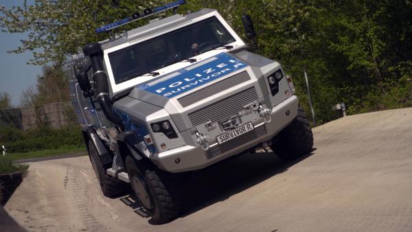 Bild 1 von 2: Der Survivor R steht in einer langen Tradition von Sonderwagen der deutschen Polizei.