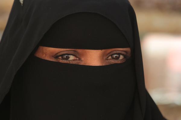 Bild 1 von 5: Omanische Frau