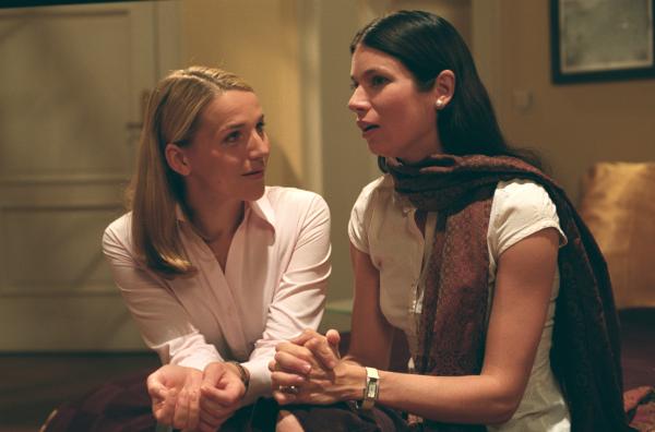 Bild 1 von 1: Judith (Elisabeth Sutterlüty, r.) bedauert Biancas (Tanja Wedhorn, l.) Entscheidung, wegzugehen.