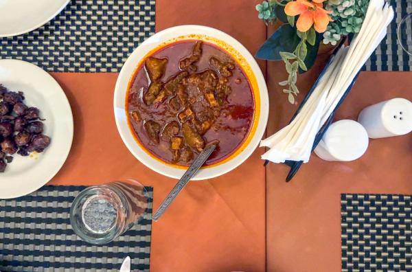Bild 1 von 2: Obwohl Vindaloo in Goa nur mit ein wenig Chili gegessen wird, ist der Fleischeintopf für seine Schärfe bekannt.
