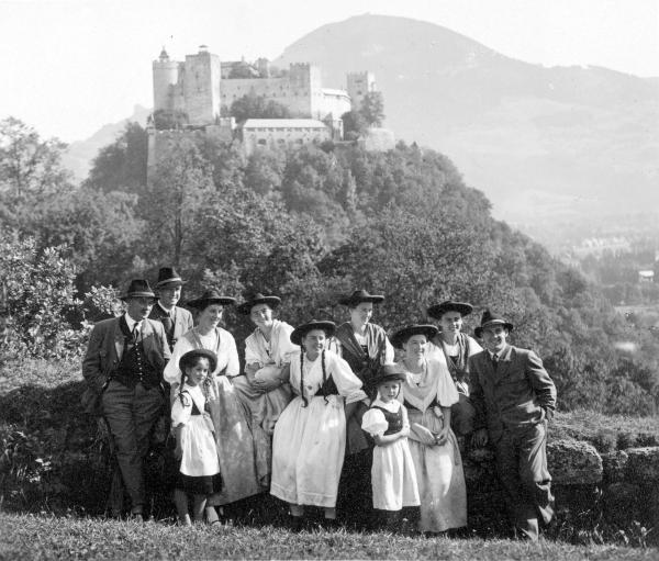 Bild 1 von 14: Im Bild: Der Trapp-Familie vor der Festung Hohensalzburg, 1938.
