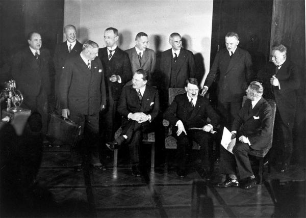 Bild 1 von 8: Im Bild: Adolf Hitler als Reichskanzler am 30.01.1933 (sitzend), umgeben von Mitgliedern seines Kabinetts.