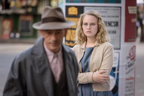 Bild 1 von 14: Monika Schöllack (Sonja Gerhardt) trifft Simon Crohn (Thomas Gerber), der behauptet, der rechtmäßige Besitzer der Tanzschule zu sein.