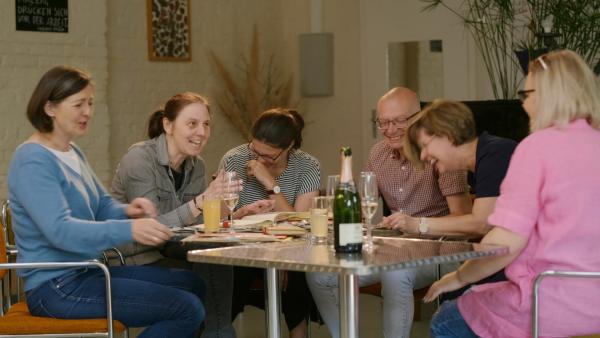 Bild 1 von 13: Bei Klassentreffen des Abijahrgangs 89 gab es viel zu lachen.