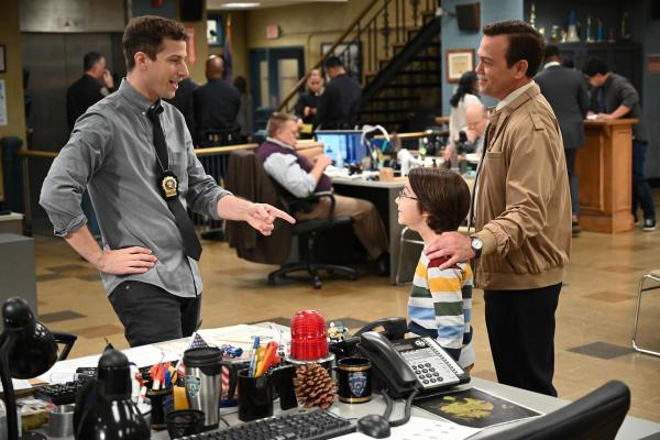 Bild 1 von 15: Jake Peralta (Andy Samberg, l.); Charles Boyce (Joe Lo Truglio, r.)