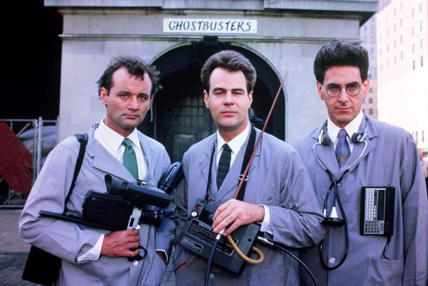 Bild 1 von 14: Nach einem holprigen Start steigt die Nachfrage nach den Geisterjägern Dr. Peter Venkman (Bill Murray, l.), Dr. Raymond \