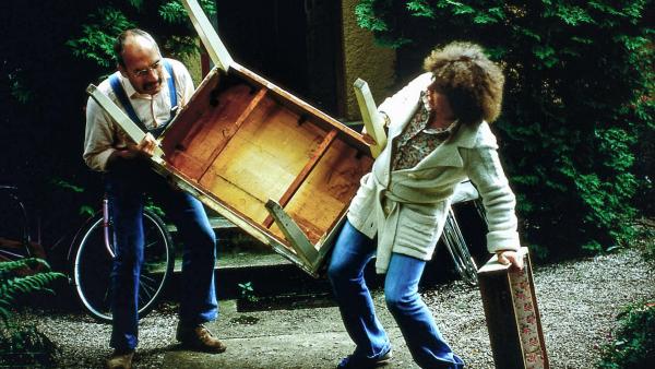 Bild 1 von 1: Trude (Ute Fitz-Kaska, r.) hilft Peter Lustig (Peter Lustig, l.) beim Umzug - doch wohin wird Peter ziehen? In ein Schiff, einen Eisenbahnwaggon oder in einen Bauwagen?