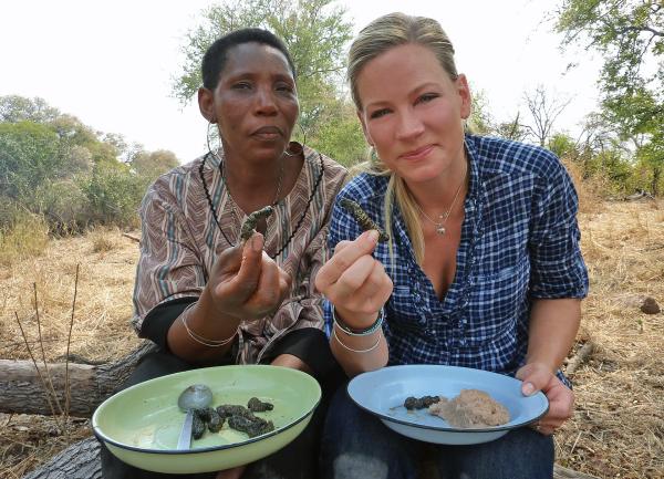 Bild 1 von 1: Gemeinsam mit Outshephile Letsine kocht Andrea Jansen Raupen