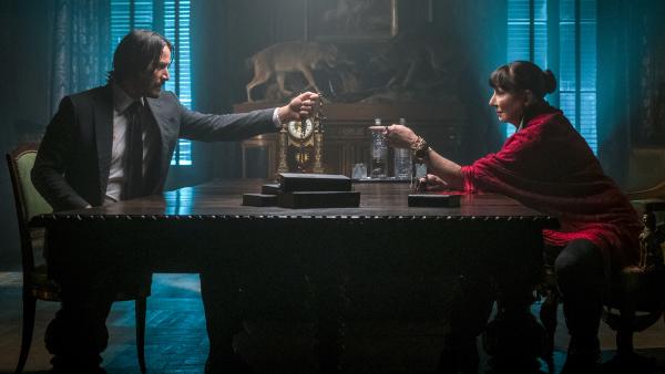 Bild 1 von 7: John Wick (Keanu Reeves) und die Direktorin (Anjelica Huston)