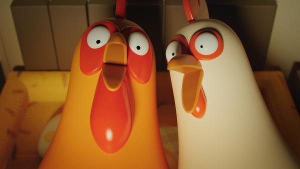 Bild 1 von 3: Karlas Vater (l.) hat verschlafen! Als Hahn der Stadt ist er sonst der Wecker für alle. Selbst Karlas Mutter (r.) ist fassungslos.