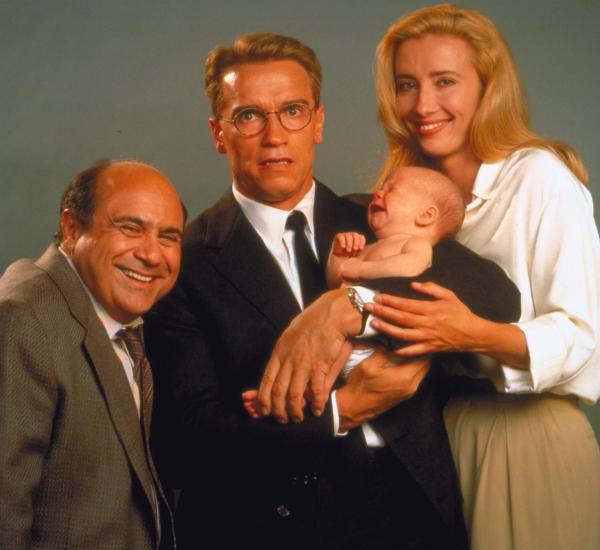 Bild 1 von 11: Die Kollegen Dr. Alexander Hesse (Arnold Schwarzenegger, M.), Dr. Larry Arbogast (Danny DeVito, l.) und die Eizellenspenderin Dr. Diana Reddin (Emma Thompson, r.) freuen sich über das gelungene Experiment ...
