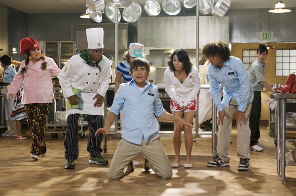 Bild 1 von 6: Die East High Wildcats erleben einen unvergesslichen Sommer. Troy (Zac Efron) ist aufgeregt als er einen Job im Country Club von Sharpays Eltern angeboten bekommt. Doch das gehört zu Sharpays (Ashley Tisdale) Plan! Sie versucht Troy und Gabriella (Vanessa Hudgens) auseinander zu bringen. Ob ihr das gelingen wird? Am Abend der Talentshow kommt es zum Showdown...