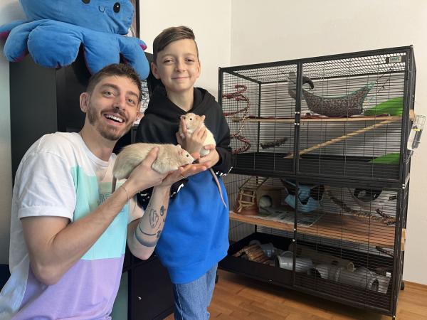 Bild 1 von 3: Kieran zeigt Jason (links) den Käfig für seine Farbratten: Er muss eine entsprechende Größe haben und abwechslungsreiche Beschäftigungsmöglichkeiten bieten.