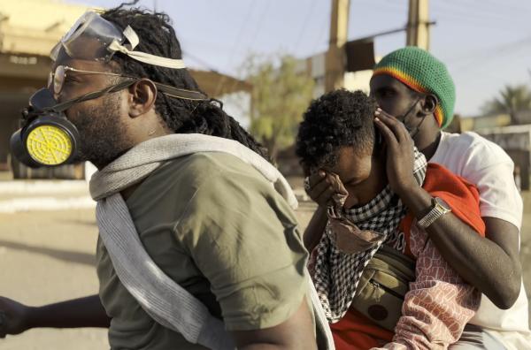 Bild 1 von 4: Widerstandskämpfer Jawad (li.)