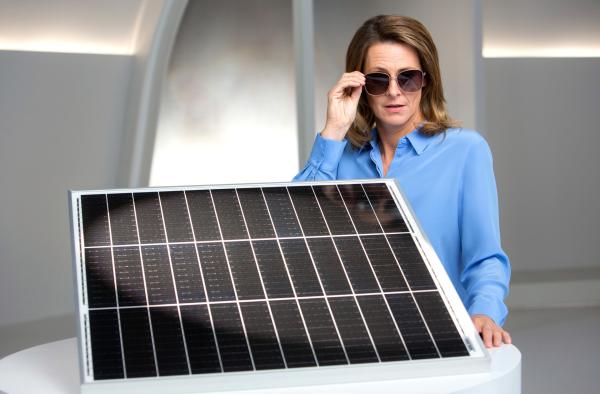 Bild 1 von 1: Unter Laborbedingungen wurde der Wirkungsgrad von Solarzellen auf 30 Prozent erhöht. Sogenannte Perowskite könnten den Solarmodulmarkt revolutionieren, da sie weniger Energie für die Herstellung benötigen und kostengünstiger in der Massenproduktion sind. Wie das genau funktioniert und weshalb eine Kombination aus unterschiedlichen Materialen bisher am erfolgreichsten abschneidet, zeigt Anja Reschke in \