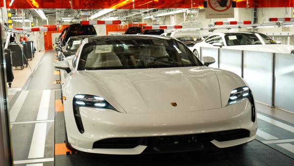 Bild 1 von 3: Der Porsche Taycan Turbo S vereint die Eigenschaften eines Sportwagens mit Elektromobilität.