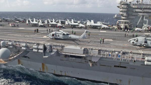 Bild 1 von 3: 39 Kampfjets haben an Deck des Flugzeugsträgers Platz.