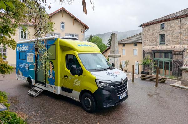 Bild 1 von 3: In Frankreich hilft ein Medizinbus gegen den Ärztemangel in abgelegenen Dörfern.