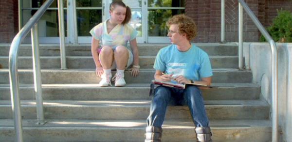 Bild 1 von 11: Der etwas merkwürdige Napoleon Dynamite (Jon Heder, r.) ist ein allseits belächelter Außenseiter und eine beliebte Zielscheibe für die groben Scherze seiner Mitschüler. Doch als er eines Tages Freundschaft mit Deb (Tina Majorino, l.) schließt, scheint sich das Blatt zu wenden ...