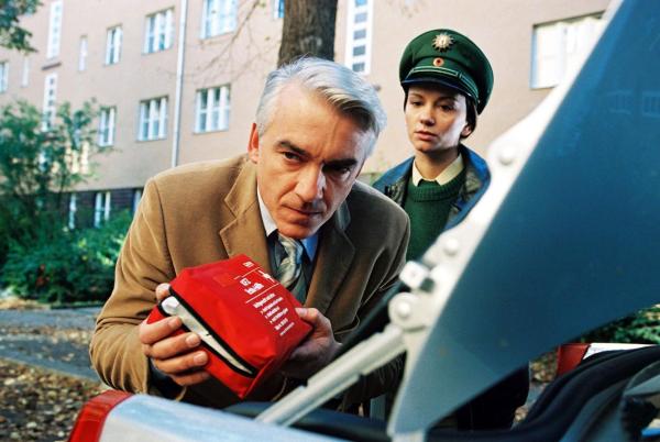 Bild 1 von 15: Die Verkehrspolizistin (Tamara Simunovic, r.) kennt mit dem renitenten Felix (Christoph M. Ohrt, l.) kein Pardon ...