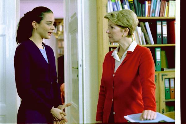 Bild 1 von 12: Im Bild: Helga Schuster sagt ihrer Chefin, dass sie über das Verhältnis mit Sebastian Reidinger Bescheid weiß (v.li.: Kristina Bangert, Christiane Hörbiger).