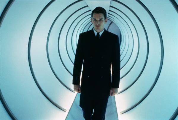 Vincent (Ethan Hawke) im schwarzen Anzug kommt durch einen Tunnel