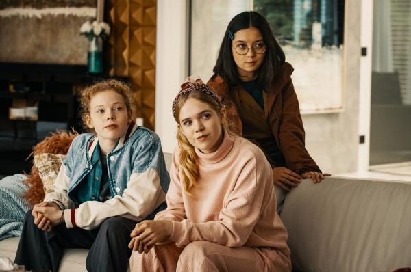 Bild 1 von 3: Franzi (Bella Bading), Marie (Lilith Johna) und Kim (Purnima Grätz) sind froh über den gelösten Fall.