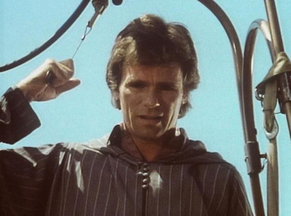 Bild 1 von 11: MacGyver (Richard Dean Anderson) startet einen Heißluftballon, um sich vor seinen Verfolgern in Sicherheit zu bringen.