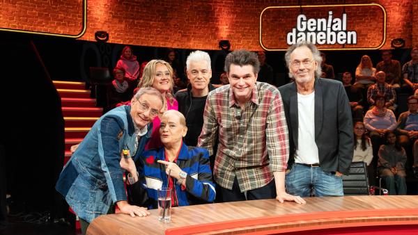 Bild 1 von 7: v.li.n.re.: Wigald Boning, Hella von Sinnen, Lisa Feller, Michael Mittermeier, Lutz van der Horst und Hugo Egon Balder