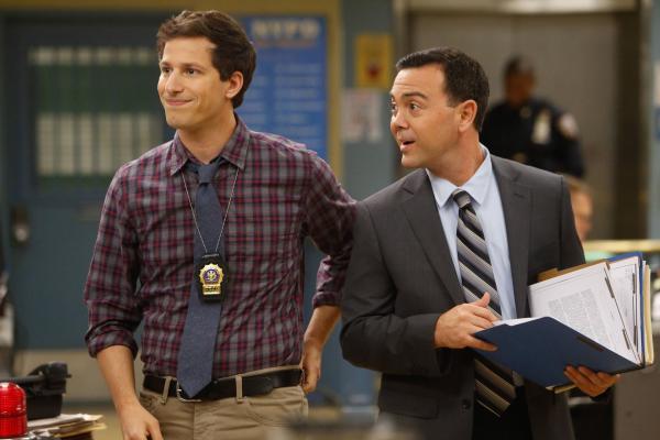 Bild 1 von 15: Jake Peralta (Andy Samberg, l.); Charles Boyle (Joe Lo Truglio, r.)