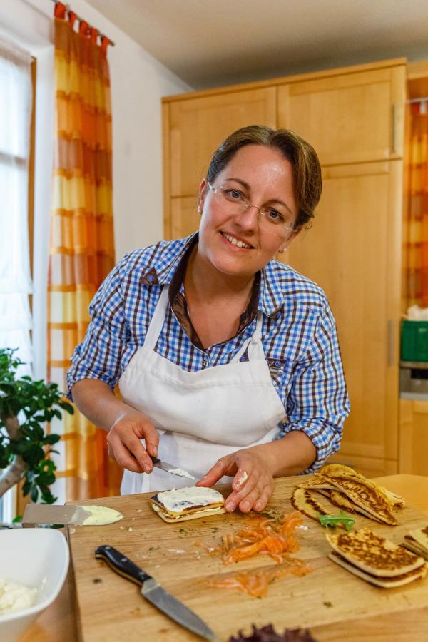 Bild 1 von 21: Gastgeberin Manuela Thalhammer aus Niederbayern bei der Zubereitung der Speisen.