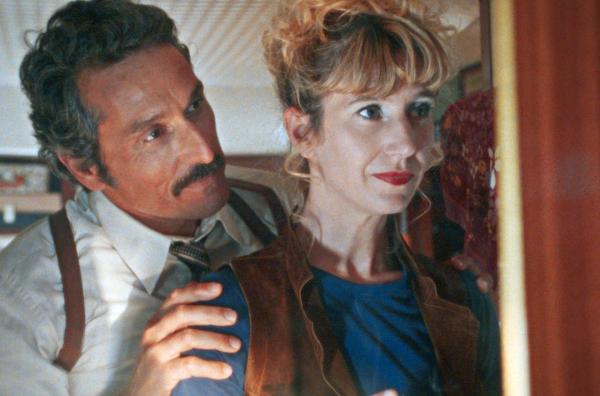 Bild 1 von 1: Jacques (Vincent Elbaz) bezahlt Claudine (Manon Kneusé), damit sie ihm Informationen und Berichte über die Aktivitäten an der Universität Vincennes liefert.