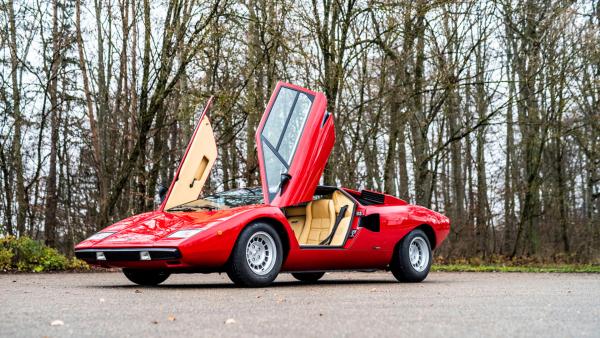 Bild 1 von 2: Im Jahr 1974 bringt Lamborghini das Modell Countach auf den Plan. Er begründete mit seinem einzigartigen Design eine neue Supercar-Klasse.