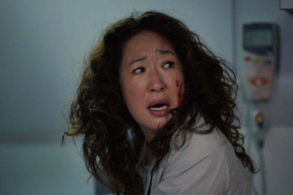 Bild 1 von 5: Um für die Sicherheit der Augenzeugin zu sorgen, vergewissert sich Eve (Sandra Oh) im Krankenhaus, ob die Frau ausreichend bewacht wird. Kaum angekommen, muss Eve eine schreckliche Entdeckung machen.