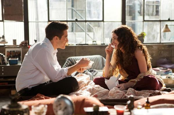 Bild 1 von 9: So ein Jobwechsel hat auch sein Gutes: Jamie Randall (Jake Gyllenhaal, l.) lernt die charmante Maggie Murdock (Anne Hathaway, r.) in einer Arztpraxis kennen, aber ihre Krankheit lässt sich nicht verdrängen ...