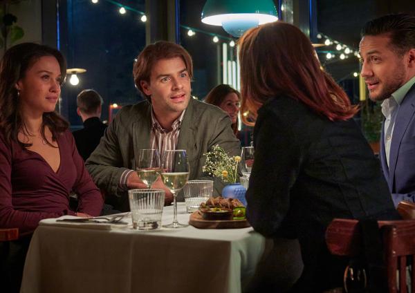 Bild 1 von 9: Bei einem von Mick und Lana organisierten Abendessen machen die anfänglichen Streithähne Zoë und Dylan gute Miene zum bösen Spiel. Von links: Zoë (Holly Mae Brood), Mick (Oscar Aerts), Lana (Sarah Bannier) und Dylan (Juvat Westendorp)