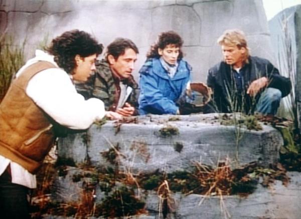 Bild 1 von 11: MacGyver (Richard Dean Anderson, r.), Maria (Theresa Saldana, 2.v.r.), Ramon (Michael Bays, l.) und Enrique (Richard Chaves, 2.v.l.) haben die verborgene Höhle gefunden.
